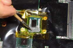 Cleaning the old thermal paste - carefully cleaning the CPU with IPA